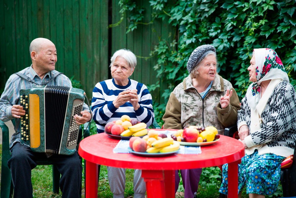 Пациенты поют песни и едят на свежем воздухе