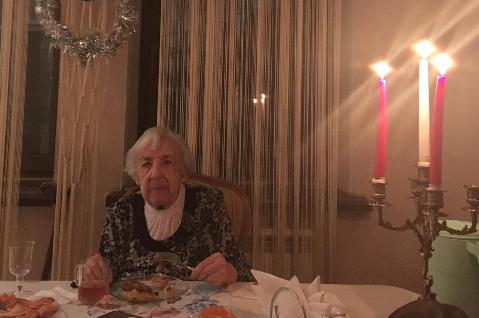 Бабушка за новогодним столом