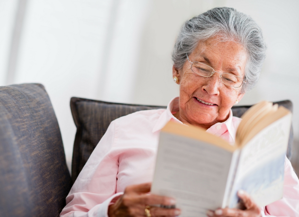 Бабушка читает книгу