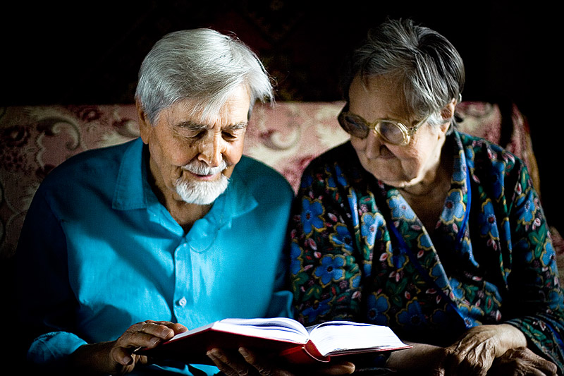 Бабушка и дедушка читают