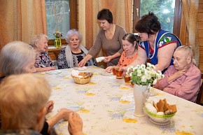 Подготовка к чаепитию в пансионате. Дом в Зелёной роще