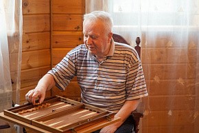 Постоялец за игрой в нарды. Дом в Зелёной роще