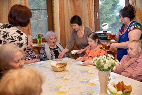 Подготовка к чаепитию. Дом в Зелёной роще