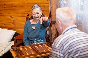 Постояльцы играют в нарды. Дом в Зелёной роще